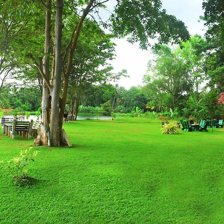 Canal Side Safari Resort Udawalawe Esterno foto