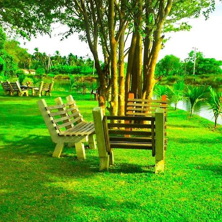 Canal Side Safari Resort Udawalawe Esterno foto