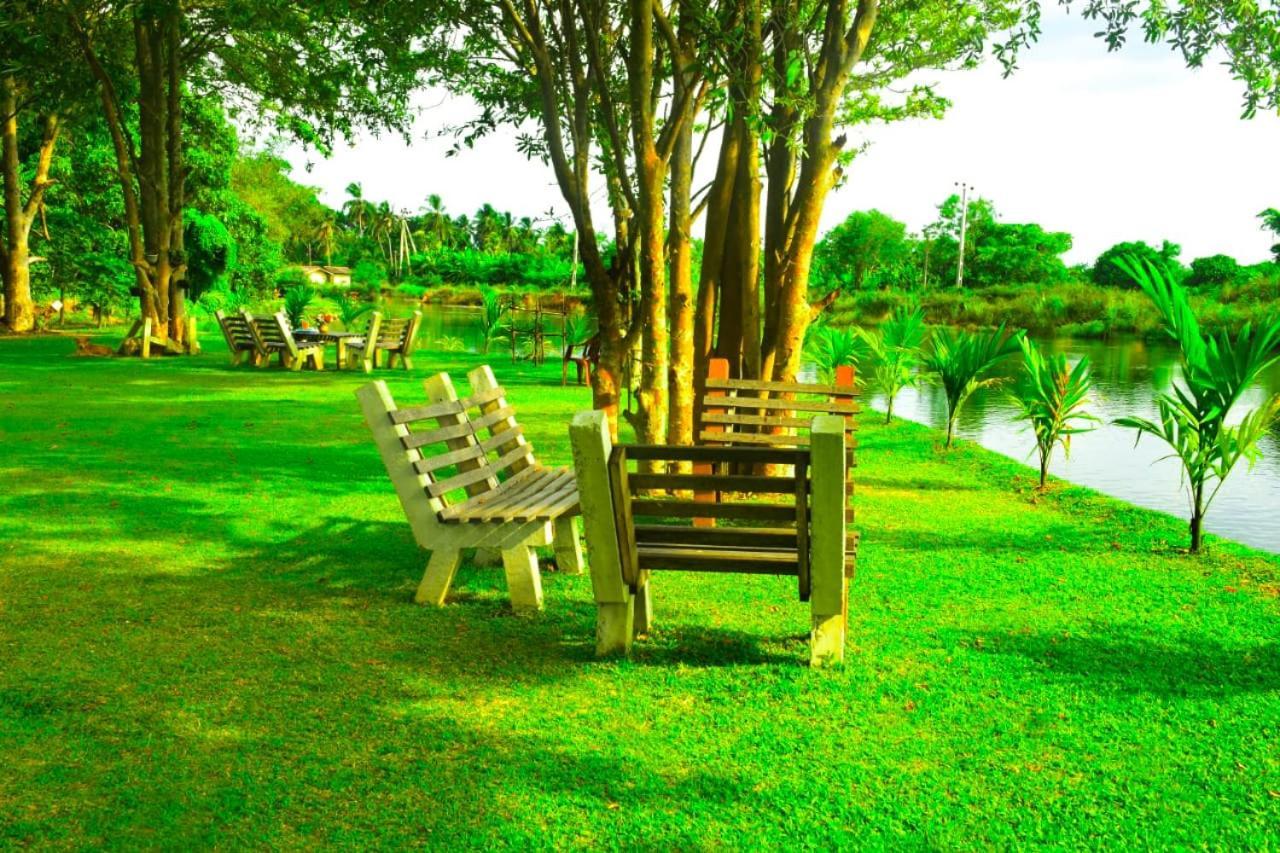 Canal Side Safari Resort Udawalawe Esterno foto