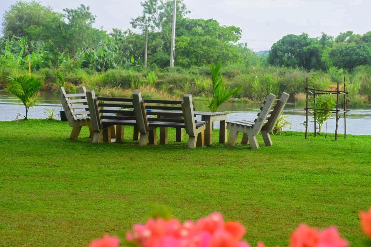 Canal Side Safari Resort Udawalawe Esterno foto
