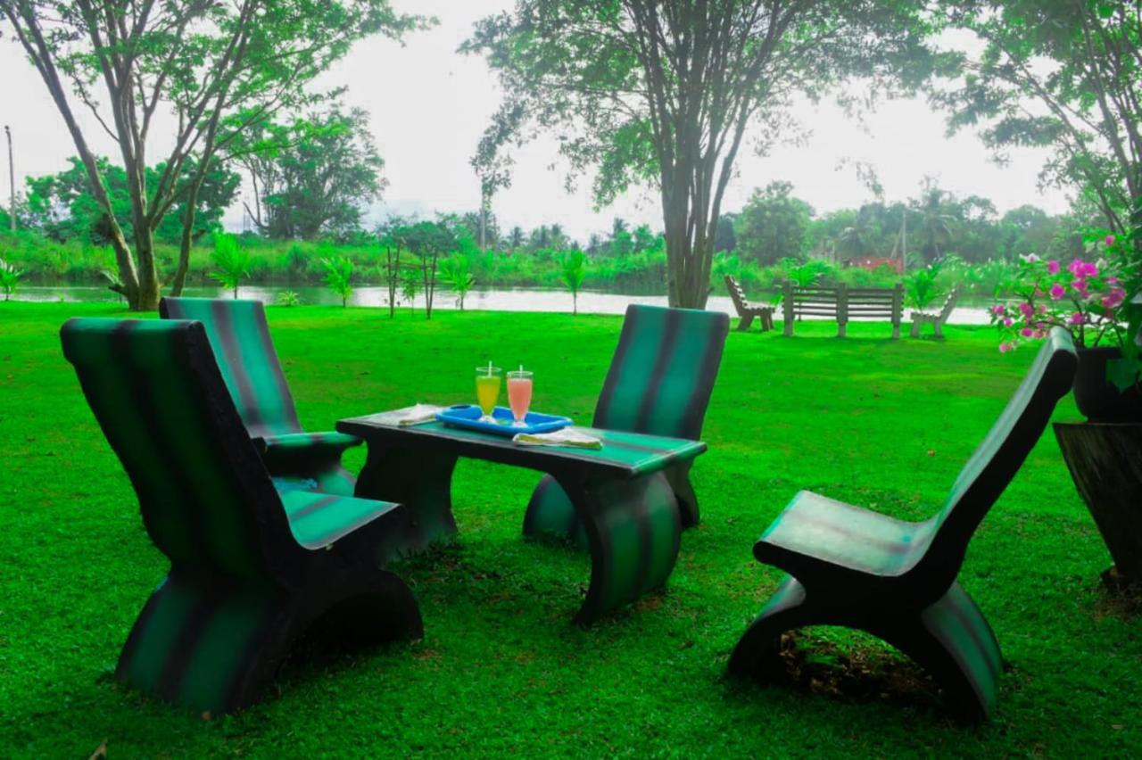 Canal Side Safari Resort Udawalawe Esterno foto